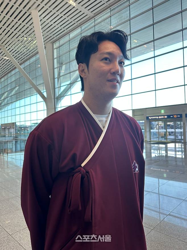 키움 안우진이 22일 인천국제공항 제2터미널에서 출국하기 전 취재진의 인터뷰에 응하고 있다. 인천공항 | 이소영 기자 sshong@sportsseoul.com