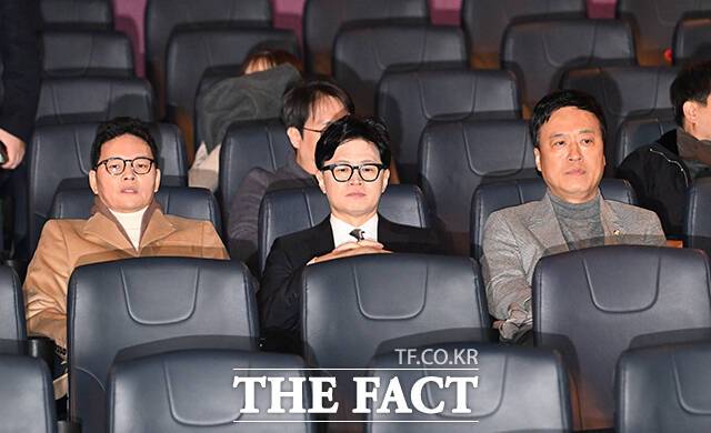 한동훈 전 국민의힘 대표(가운데)가 28일 오후 서울 영등포구의 한 영화관에서 '잊혀진 대통령: 김영삼의 개혁시대'를 관람하기 위해 착석하고 있다. /박헌우 기자