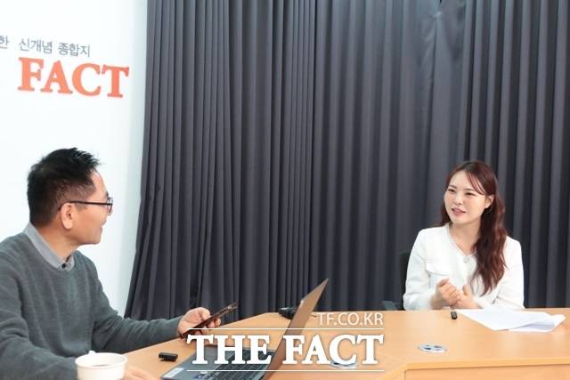 트롯 오디션 스타로 과하지 않은 감정선, 정확한 발성, 그리고 한 소절 한 소절에 삶의 이력이 담겨있는 주인공, 미스김을 <더팩트> 스튜디오로 초대해 노래와 인연을 맺게 된 숨은 이야기들을 직접 들어봤다. /이상빈 기자