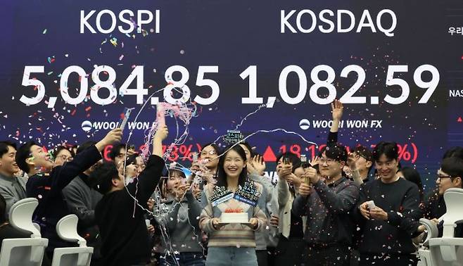 27일 서울 중구 우리은행 딜링룸에서 관계자들이 세리머니를 하고 있다. 연합뉴스