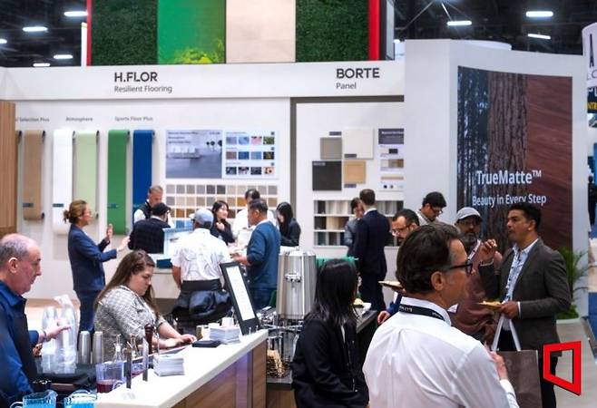 LX하우시스가 미국 라스베이거스에서 열린 북미 바닥재 전시회 ties 2026에 마련한 부스를 방문객들이 둘러보고 있다. LX하우시스