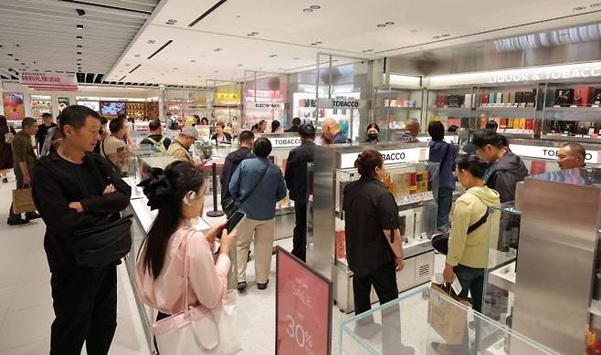 면세점을 찾은 중국인 관광객들의 모습. 연합뉴스