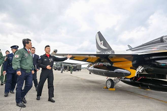 공군 특수비행팀 블랙이글스가 28일 오전, 사우디에서 열리는 국제 방위산업 전시회(WDS)에 참가하기 위해 원주기지를 출발했다. 사진은 블랙이글스 조종사가 미야자키 마사히사(宮崎 政久) 방위부대신 등 일본 방위성 및 항공자위대 관계자들에게 T-50B 항공기에 대해 설명하고 있는 모습. (사진제공=공군)