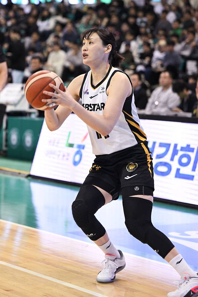 [BK 리뷰] ‘4Q 외곽 폭발’ KB, 우리은행 잡고 3연승 질주!