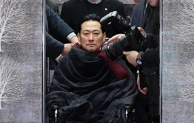 '통일교·공천헌금' 쌍특검법 수용을 촉구하며 단식을 시작한 장동혁 국민의힘 대표가 22일 서울 여의도 국회에서 단식 8일 만에 박근혜 전 대통령의 단식 중단 권고를 받아들여 병원으로 이송되고 있다. /남강호 기자