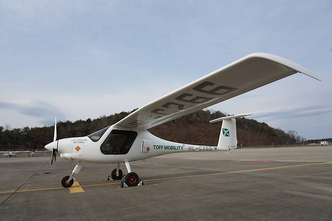 지난 26일 강원도 양양국제공항에 토프모빌리티의 전기 비행기가 이륙 준비를 위해 대기하고 있다. 국내에서 전기 비행기가 실제 비행한 것은 이날이 처음이다. /토프모빌리티