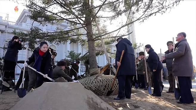 김주애(왼쪽)가 지난 5일 당·정부 지도간부들과 함께 '해외군사작전 전투위훈기념관' 건설장에서 삽을 들고 식수 작업을 하고 있다. /조선중앙TV 연합뉴스