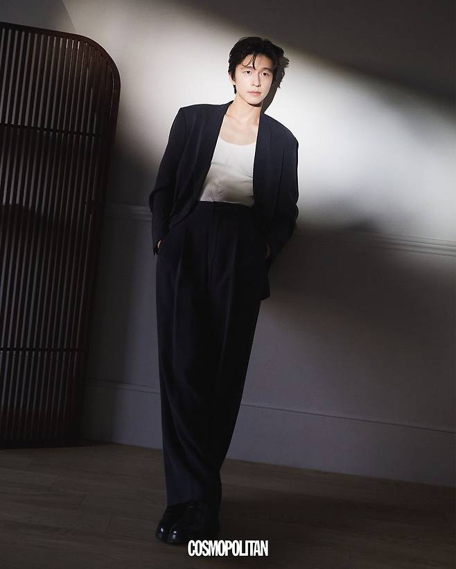 재킷, 팬츠, 슈즈 모두 Giorgio Armani. 이너 톱 스타일리스트 소장품.