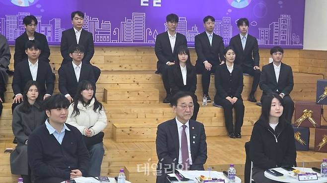 김윤덕 국토교통부 장관이 28일 서울 종로구 청년 신축매입임대주택 현장을 방문해 청년들과 간담회를 진행하고 있다. ⓒ데일리안 이수현 기자