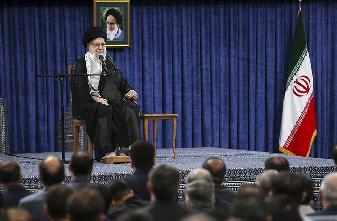 아야톨라 알리 하메네이 이란 최고지도자가 20일 이란 테헤란에서 지난해 헬기 추락사고로 숨진 고 에브라힘 라이시 대통령을 추모하는 자리에서 연설하고 있다.  2025.05.20. [테헤란(이란)=AP/뉴시스]