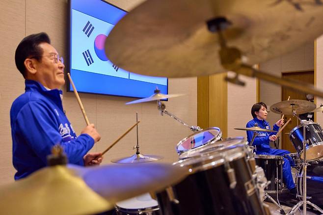 이재명 대통령(왼쪽)과 다카이치 사나에 일본 총리가 13일 일본 나라현에서 정상회담 후 환담장에서 드럼 합주를 하고 있다.
청와대 제공