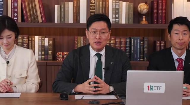 김승현 하나자산운용 ETF 퀀트솔루션본부장(가운데)이 28일 오전 온라인 기자간담회에서 발표를 하고 있다. [하나자산운용 유튜브 갈무리]