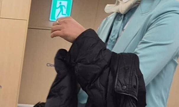 14일 경량 패딩을 입고 출근한 승무원들이 짐을 정리하고 있다. 권수정 아시아나항공 노조위원장 제공