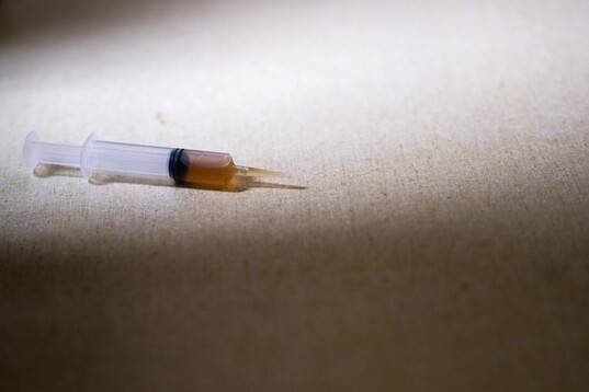 27일 미국 미네소타주 미니애폴리스의 어반리그트윈시티스 건물에서 열린 타운홀 미팅 중 일한 오마르 하원의원을 공격하는 데 쓰인 주사기가 떨어져 있다. AFP연합뉴스