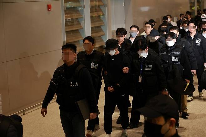 우리 국민 869명에게 약 486억원을 편취한 한국인 피의자 73명이 전세기로 23일 오전 인천국제공항 제2여객터미널 도착 했다. 이들중 \'120억 로맨스스캠\' 부부 포함 됐다. 정용일 선임기자 yongil@hani.co.kr