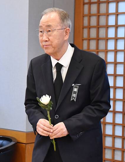 반기문 전 유엔사무총장이 28일 서울 종로구 서울대학교병원 장례식장에 마련된 이해찬 전 국무총리의 빈소를 찾아 조문하고 있다. 사진공동취재단