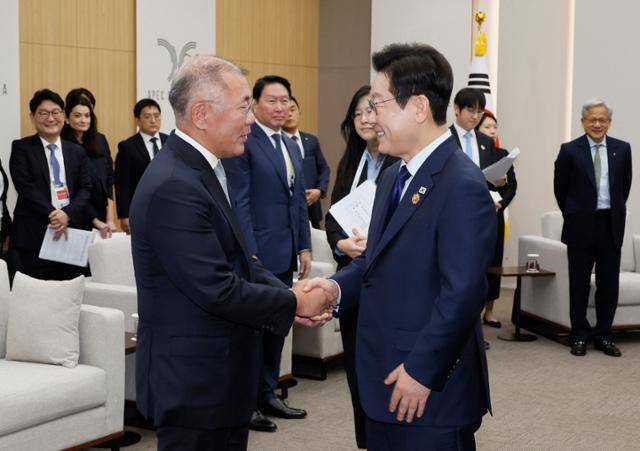 이재명(오른쪽) 대통령이 지난해 10월 아시아태평양경제협력체(APEC) 정상회의를 계기로 경북 경주화백컨벤션센터(HICO)에서 진행된 젠슨 황 엔비디아 대표 접견에 앞서 정의선 현대자동차그룹 회장과 악수하고 있다. 경주=왕태석 선임기자