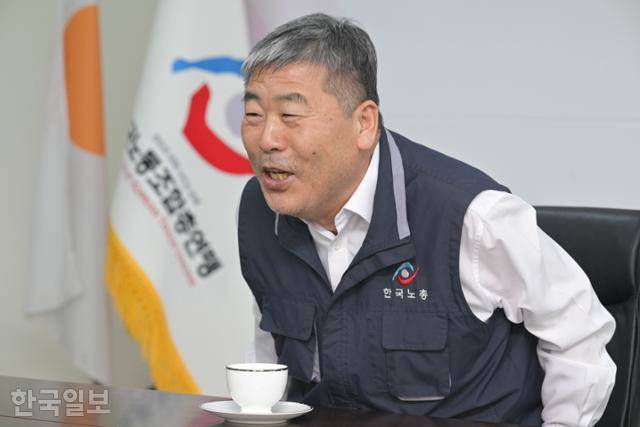 김동명 한국노총 위원장이 26일 서울 영등포구 여의도 한국노총 위원장실에서 한국일보와 인터뷰하며 웃고 있다. 최주연 기자