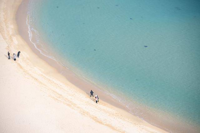 강원 속초시 등대해변을 찾은 관광객들이 두꺼운 겨울 옷을 입고 겨울바다의 정취를 즐기고 있다.