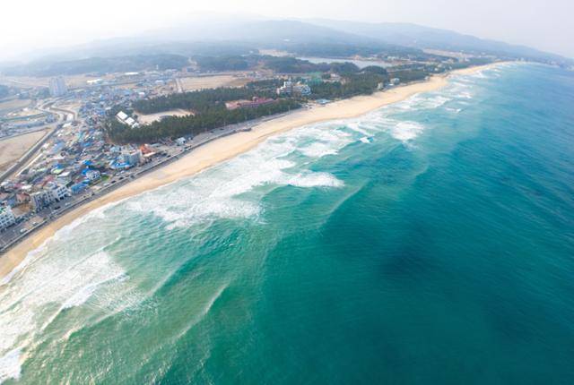 강원 강릉시 소돌해변(왼쪽)부터 시작해 향호해변을 거쳐 양양군 남애항까지 이어지는 5km 길이의 백사장.