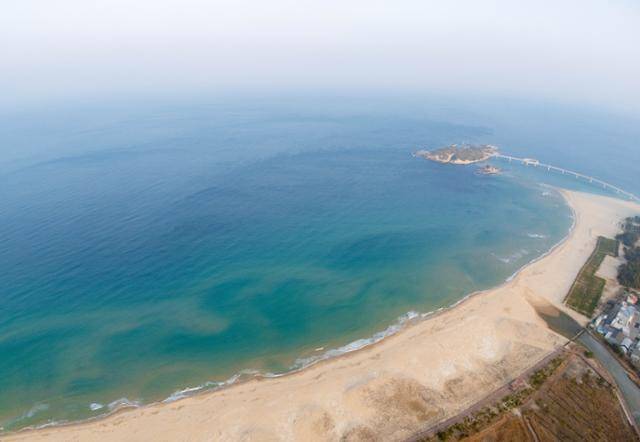 강원 고성군 송지호해변 끄트머리에 죽도가 보인다.