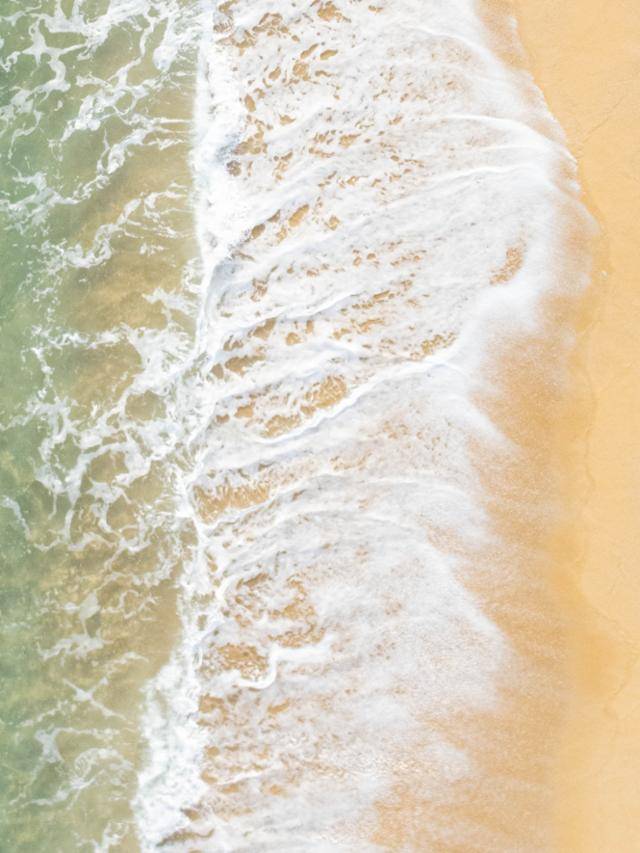 속초 등대해변 백사장에 하얀 물거품이 일고 있다.