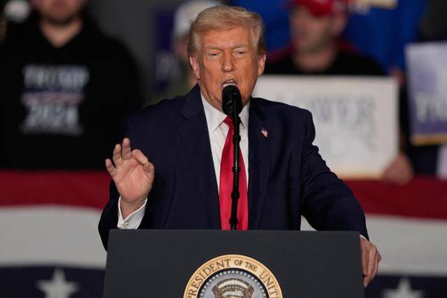 도널드 트럼프 미국 대통령이 27일 미국 아이오와주 클라이브에서 경제 관련 연설을 하고 있다. 클라이브=AP 연합뉴스