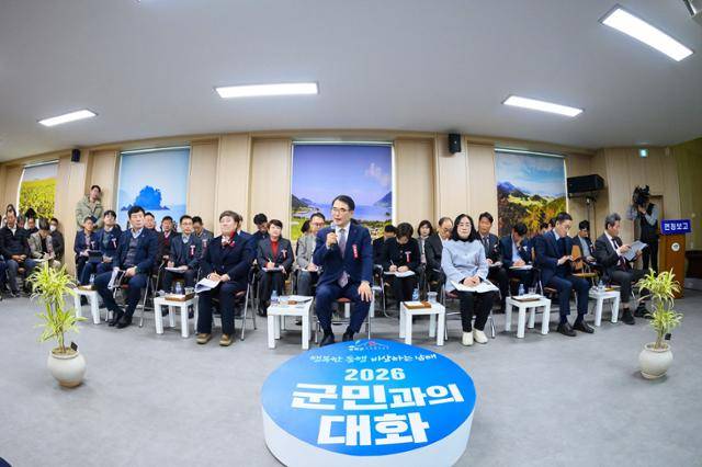 15일부터 22일까지 전 읍면을 순회하며 군민과의 대화를 진행한 장충남 군수가 15일 이동면에서 올해 군정 목표와 운영 방향을 설명하고 있다. 남해군 제공