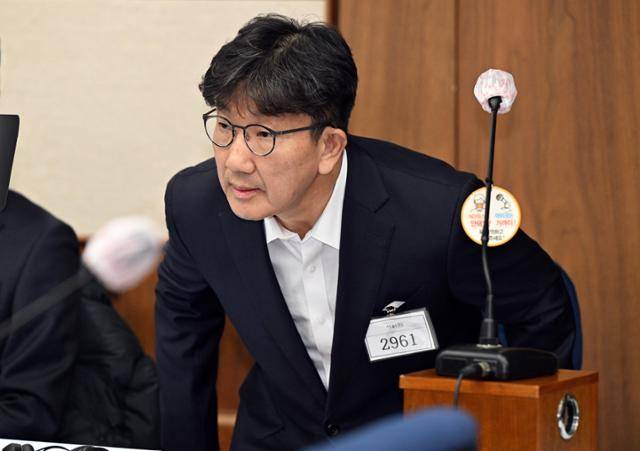 권성동 국민의힘 의원이 지난해 11월 서울 서초동 서울중앙지법에서 통일교로부터 불법 정치자금을 수수한 혐의 사건 1차 공판에 출석해 자리에 앉고 있다. 서재훈 기자