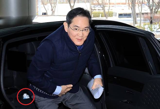 이재용 삼성전자 회장의 차량에서 포착된 코코넛 워터가 화제가 되고 있다/사진=뉴스1