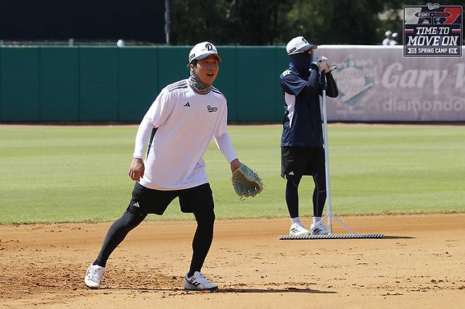 시드니 블랙타운 야구장에서 수비 훈련하는 박찬호. 두산 제공
