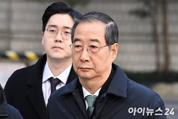 내란 우두머리 방조 혐의를 받는 한덕수 전 국무총리가 지난 21일 서울중앙지법에서 열린 1심 선고 공판에 출석하고 있다. [사진=곽영래 기자]