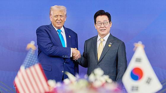 이재명 대통령과 도널드 트럼프 미국 대통령이 지난해 10월 29일 경북 경주박물관에서 열린 한미 정상회담에 앞서 악수하고 있다. 뉴스1