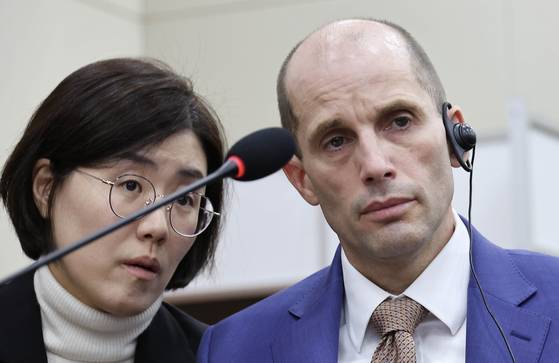 해롤드 로저스 쿠팡 임시대표가 지난해 12월 31일 오전 국회에서 열린 '쿠팡 침해사고 및 개인정보 유출, 불공정 거래, 노동환경 실태 파악과 재발 방지 대책 마련을 위한 청문회'에서 통역의 설명을 듣고 있다. 임현동 기자.