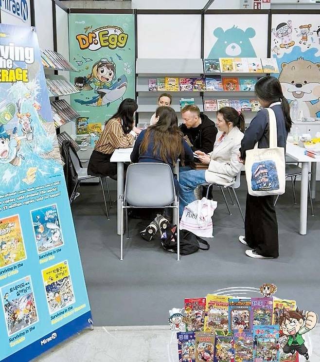 ‘2024년 볼로냐 국제아동도서전’ 미래엔 아이세움 부스 모습. 작은 사진은 중국에서 큰 인기를 얻은 ‘보물찾기’ 시리즈. [사진 미래엔]