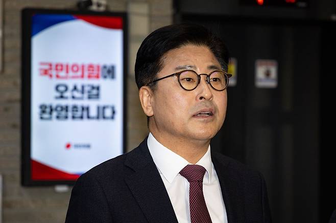 김종혁 전 국민의힘 최고위원이 지난 19일 서울 여의도 중앙당사에서 열린 윤리위원회에 출석한 후 나와 취재진 질문에 답하고 있다. 뉴스1