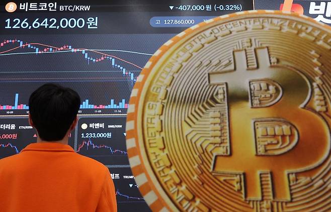 서울 강남구 빗썸라운지 강남점 전광판에 비트코인 시세가 표시되고 있다. 뉴시스