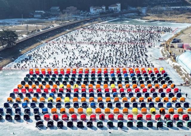 ▲ 25일 강원도 평창군 오대천 일원에 열린 평창송어축제를 찾은 방문객들이 송어 얼음낚시를 즐기고 있다. 2026.1.25 [평창관광문화재단 제공]