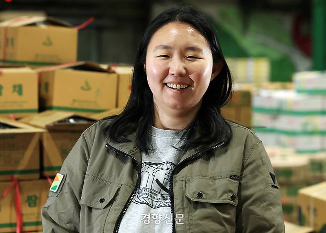 허은정 경매사가 20일 서울 송파구 가락농수산물도매시장에서 경매 준비를 하며 환히 웃고 있다. 서성일 선임기자