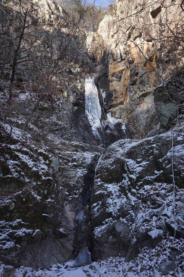 이름은 작지만 높이가 30ｍ에 이르는 작은폭포.