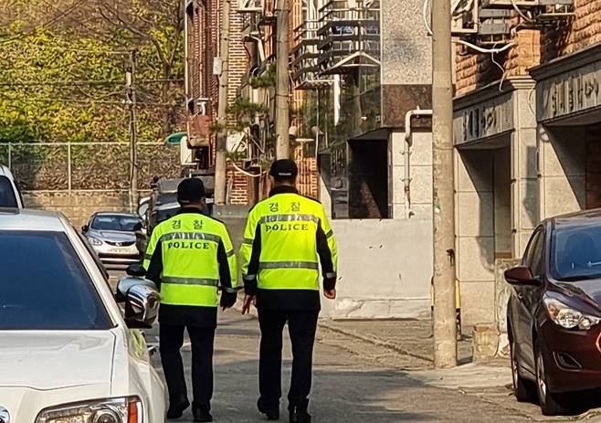 Police patrol the area near Cho Doo-soon's residence in Ansan, Gyeonggi, following his release from prison in December 2020. [JOONGANG ILBO]