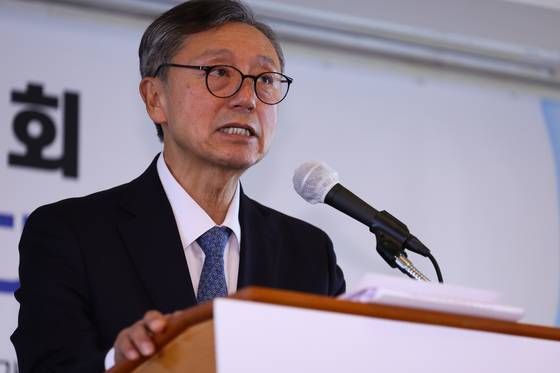 President of the Galleries Association of Korea Lee Sung-hoon speaks to reporters on Wednesday at the Lotte Hotel Seoul in Jung District, central Seoul. [YONHAP]