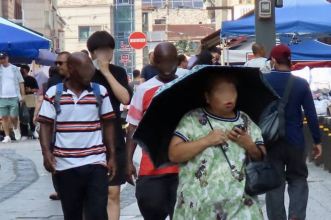 Migrant workers are seen on their way to work in Ansan, Gyeonggi on July 29, 2025. Ansan has the highest population of immigrants in Korea, with 108,000 immigrants in the city as of 2023. [JOONGANG ILBO]