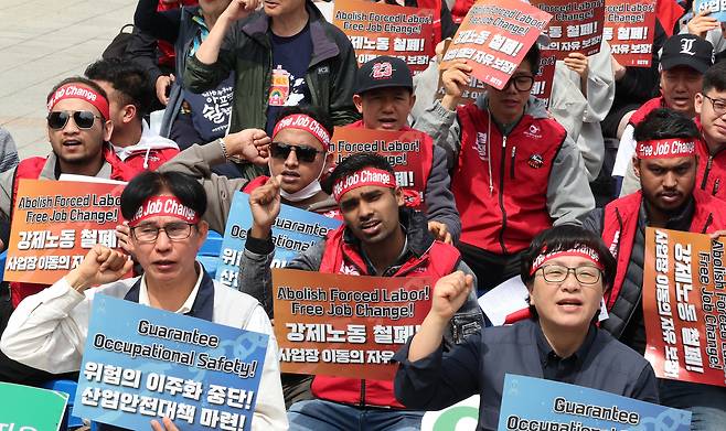 The migrant worker union of the Korean Confederation of Trade Unions hold a rally at a public square in Jongno District, central Seoul, to call for easing restrictions on changing workplaces for migrant workers on April 27, 2025. [NEWS1]