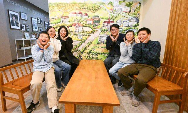 박정배(오른쪽 세 번째) 목사와 가족들이 최근 경기도 용인 더빛교회에서 턱에 손으로 꽃받침을 하며 웃고 있다. 용인=신석현 포토그래퍼