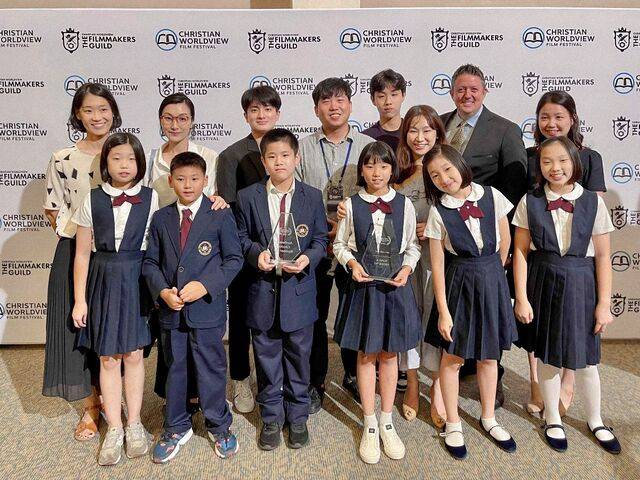 더빛기독학교 학생들이 2022년 미국 조지아주에서 열린 기독교세계관영화제 시상식 후 기념사진을 촬영하는 모습.  교회 제공