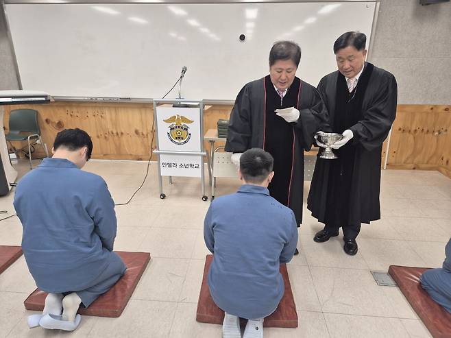김기동 목사가 최근 서울남부교도소 내 소년수용시설인 ‘만델라소년학교’에서 소년수에게 세례를 집례하고 있다. 김 목사 제공