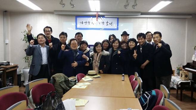 김기동 목사와 아가페선교기도회 동역자들.