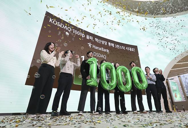 코스닥지수가 4년여만에 1000선을 넘어선 26일 서울 중구 하나은행 본점 딜링룸에서 딜러들이 세리머니를 하고 있다. [사진=연합뉴스]