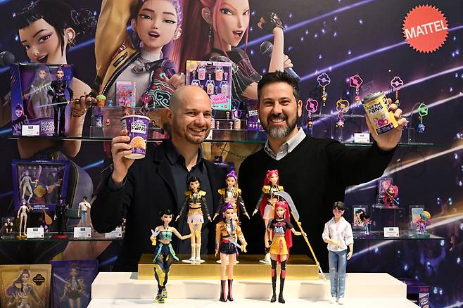 2026년 1월 26일 독일 뉘른베르크에서 열린 장난감 박람회에서 넷플릭스 소비자 제품 부문 수석 이사 필리포 주파다와 마텔 부사장 겸 글로벌 브랜드 총괄 책임자 로베르토 스타니치가 ‘케이팝 데몬 헌터스’ 장난감 시리즈 피규어 옆에서 포즈를 취하고 있다. [로이터연합뉴스]